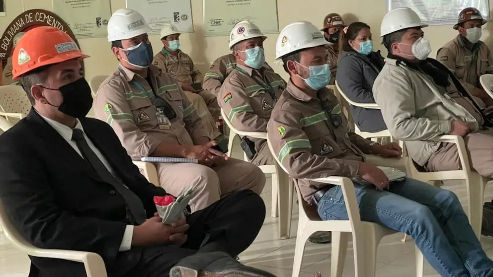 El gobernador de Beni, Álvaro Unzueta, sostiene una reunión con trabajadores de COBOCE R.L. Alejandro Orellana