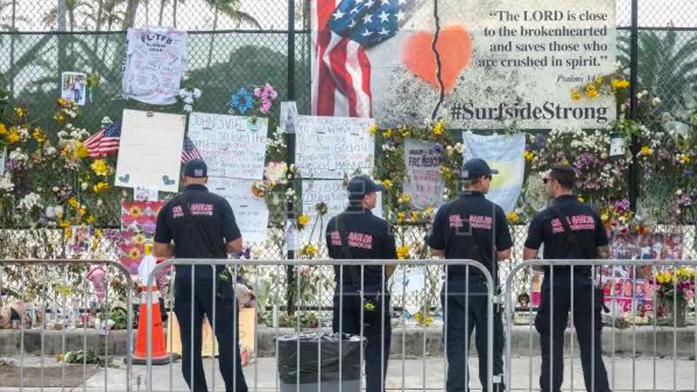 Registro de una valla en memoria de los desaparecidos en el derrumbe del edificio Champlain Towers South, en Surfside (Florida, EEUU). EFE
