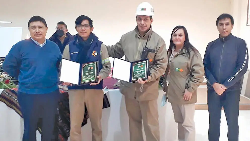 Ejecutivos y trabajadores de Cerámica COBOCE tras la misa y el acto de reconocimiento. CORTESÍA