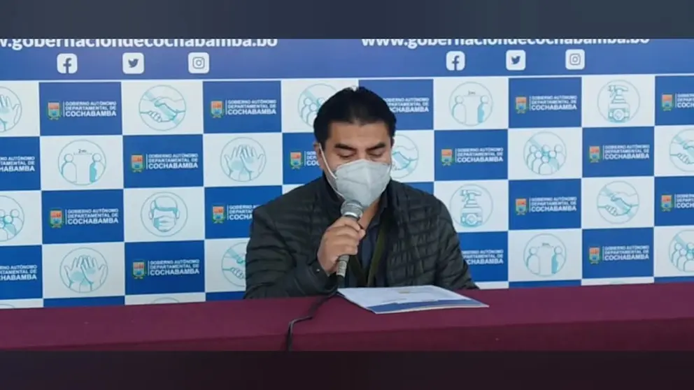 El jefe de Epidemiolog&iacute;a del SEDES, Rubén Castillo, brinda el reporte diario del comportamiento de la COVID-19 en Cochabamba. Captura de video GADC
