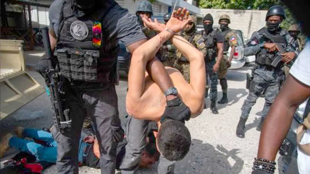 Policías fueron registrados este jueves al custodiar a un grupo de sospechosos de haber participado en el asesinato del presidente haitiano, Jovenel Moise, en Puerto Príncipe (Haití). EFE