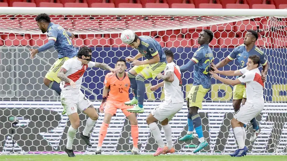 Stefan Medina (c) de Colombia cabecea el balón hoy, en el partido por el tercer puesto de la Copa América entre Colombia y Perú. EFE
