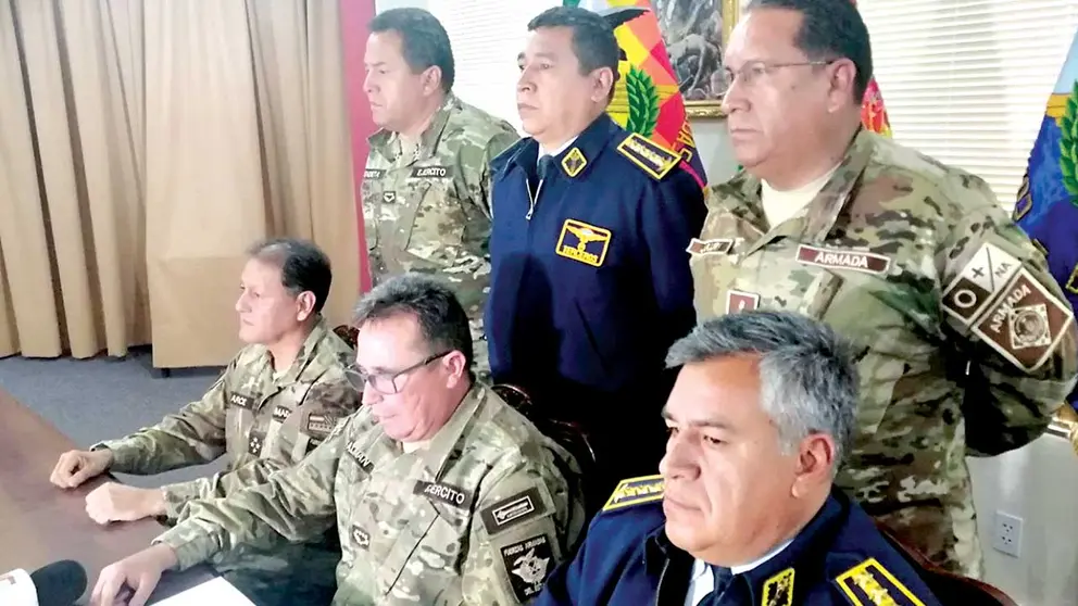El alto mando militar sugiere la renuncia a Evo Morales en 2019.  ARCHIVO