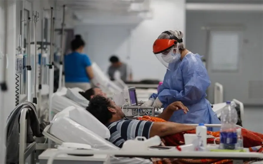 Una persona con COVID en cuidados intensivos. EL PERI&Oacute;DICO
