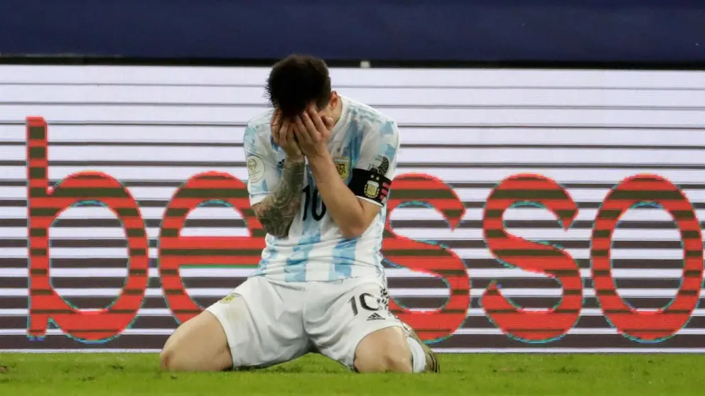 Lionel Messi de Argentina celebra hoy la victoria contra Brasil, en la final de la Copa Am&eacute;rica en el estadio Maracan&aacute; de R&iacute;o de Janeiro (Brasil). EFE