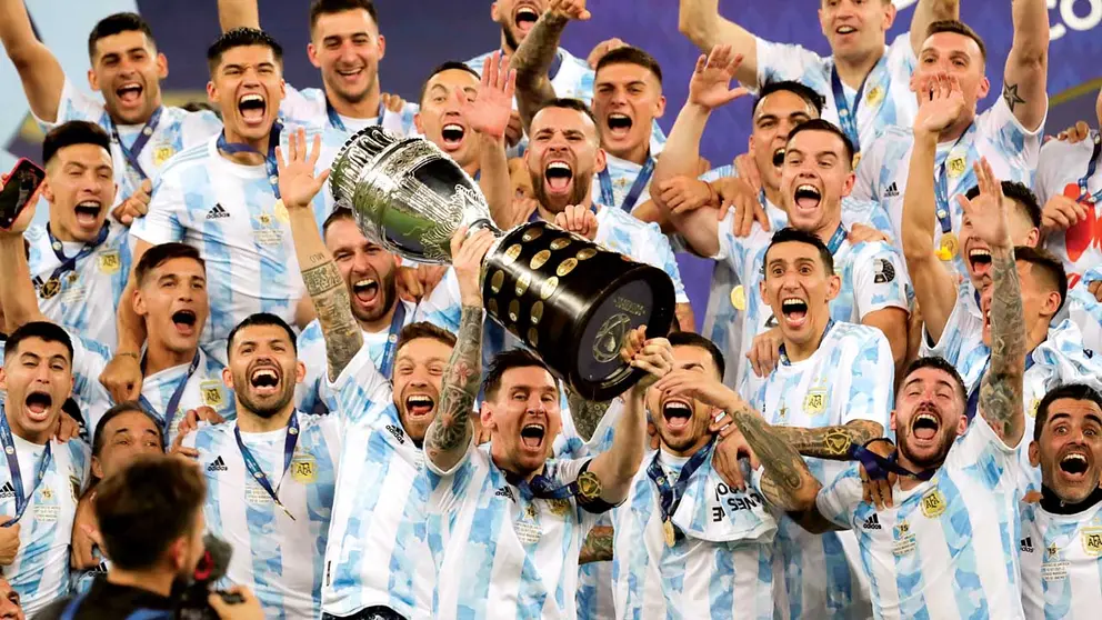 La postal para la posteridad- futbolistas albicelestes celebran la consagración con el trofeo. EFE