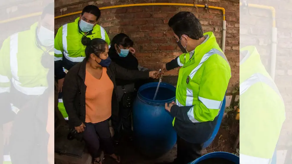 El alcalde de Cochabamba, Manfred Reyes Villa, junto a vecinos de la zona sur. GAMC