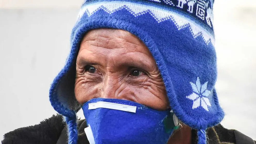 Un adulto mayor protegido del frío con un chulo. ARCHIVO