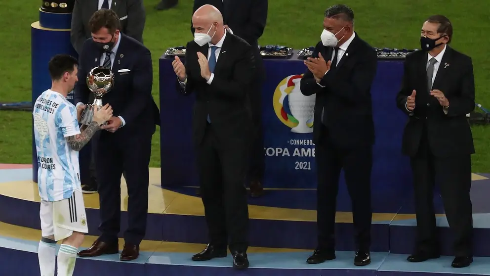 Alejandro Domínguez, presidente de la Conmebol, le entrega un premio a Lionel Messi tras la conclusión de la Copa América. EFE