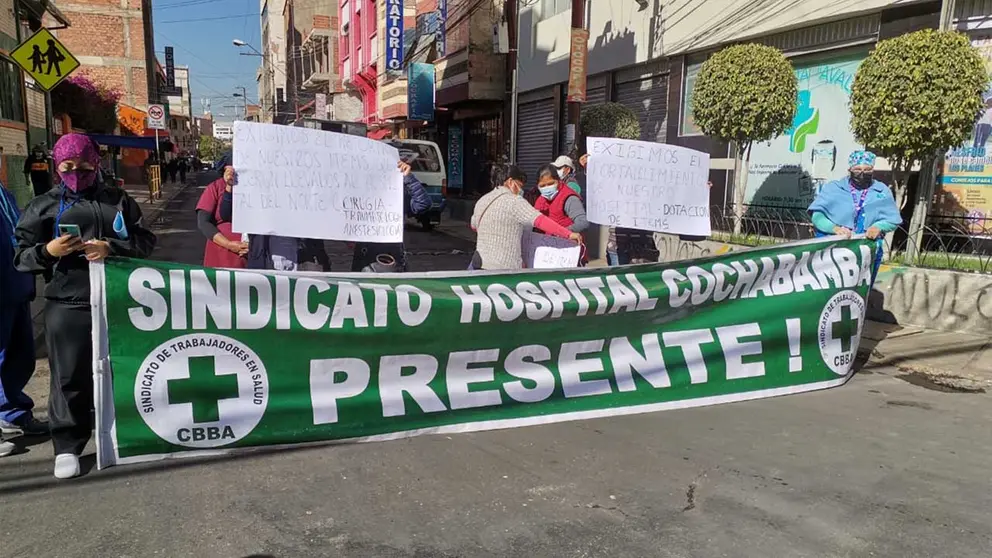 Trabajadores del Hospital Cochabamba protestan por traslado de personal; no descartan huelga de hambre. Cortes&iacute;a