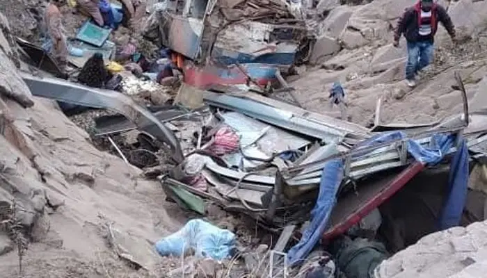 Imagen de parte del bus embarrancado. ERBOL