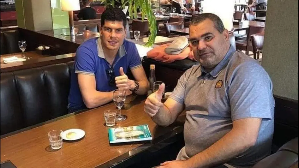El arquero Jos&eacute; Luis Chilavert (i), en un caf&eacute; junto al boliviano Carlos Lampe. Cortes&iacute;a de. Richard Pereira