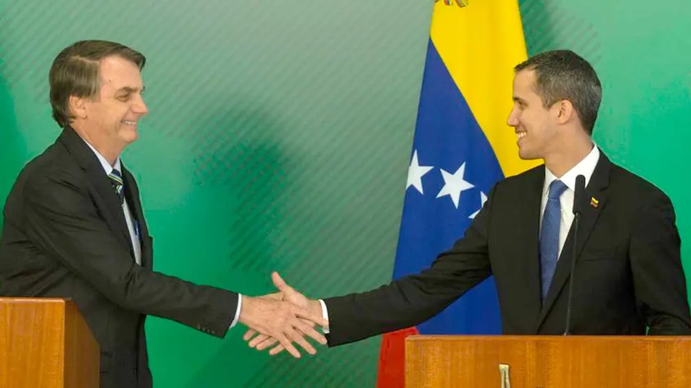 En la imagen, el presidente de Brasil, Jair Bolsonaro (i), junto al líder opositor venezolano Juan Guaidó (d). EFE
