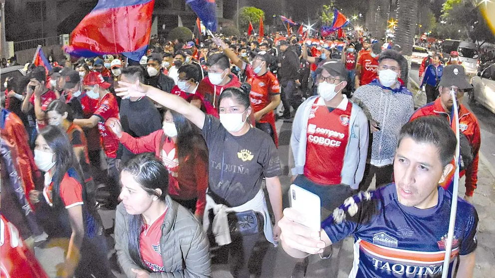 Foto referencial: Los hinchas de Wilstermann brindan su apoyo a los futbolistas con banderas y cánticos. DICO SOLÍS
