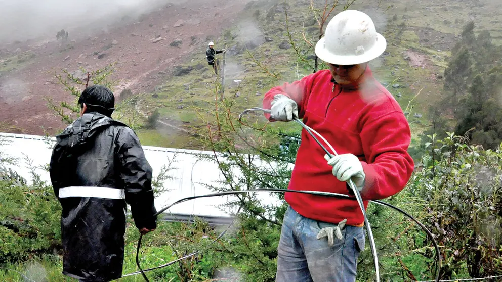 Personal trabaja en la electrificación del área rural de Cochabamba. ARCHIVO