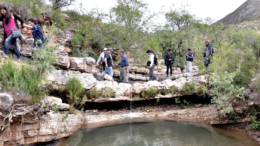 Un grupo de turistas recorre un sitio turístico de Torotoro. ARCHIVO
