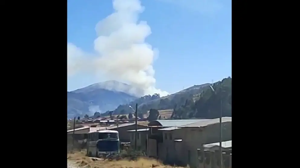 Una vista general del incendio en una monta&ntilde;a de Corani.