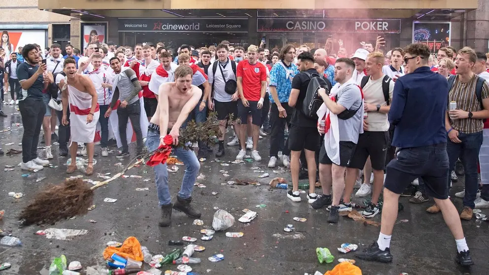 Hinchas ingleses protagonizaron incidentes en Londres antes de la final de la Eurocopa de Naciones entre el anfitrión e Italia. EFE