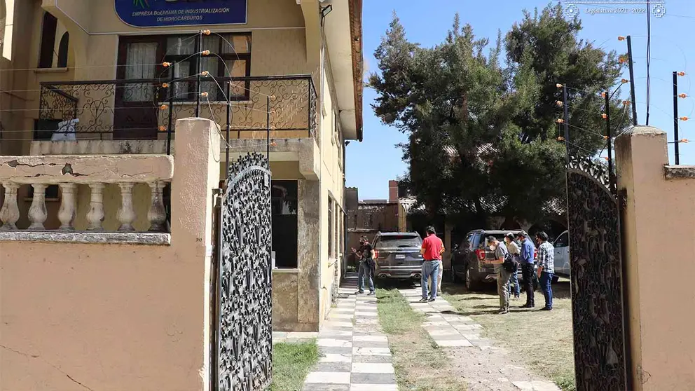 Miembros del comit&eacute; inspeccionan un inmueble. ALP