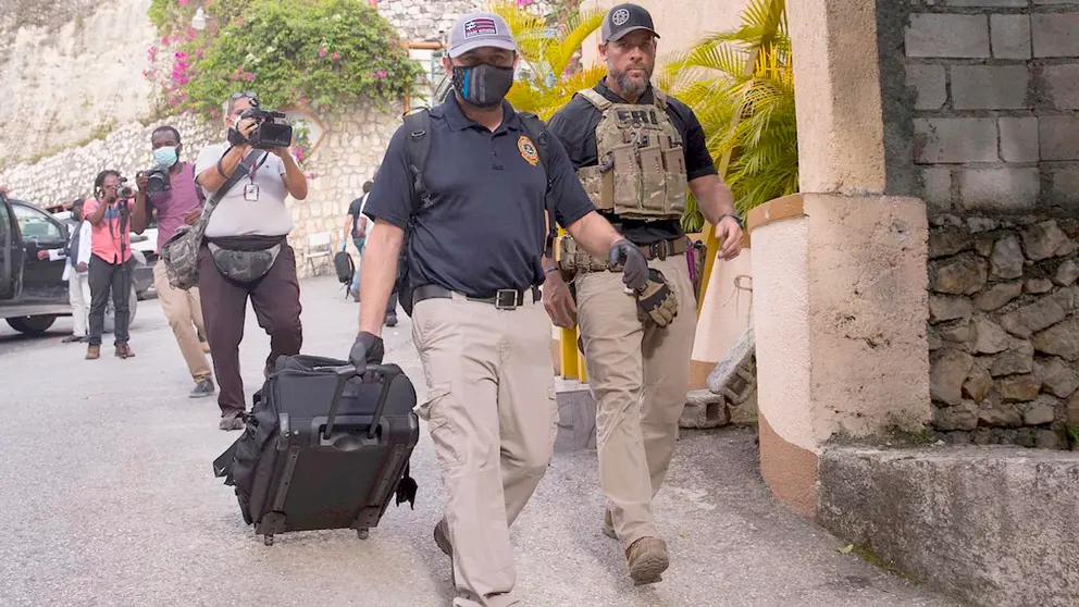 Agentes del FBI se retiran tras realizar pesquisas hoy en la residencia donde fue asesinado el expresidente haitiano Jovenel Moise, en Puerto Príncipe (Haití). EFE