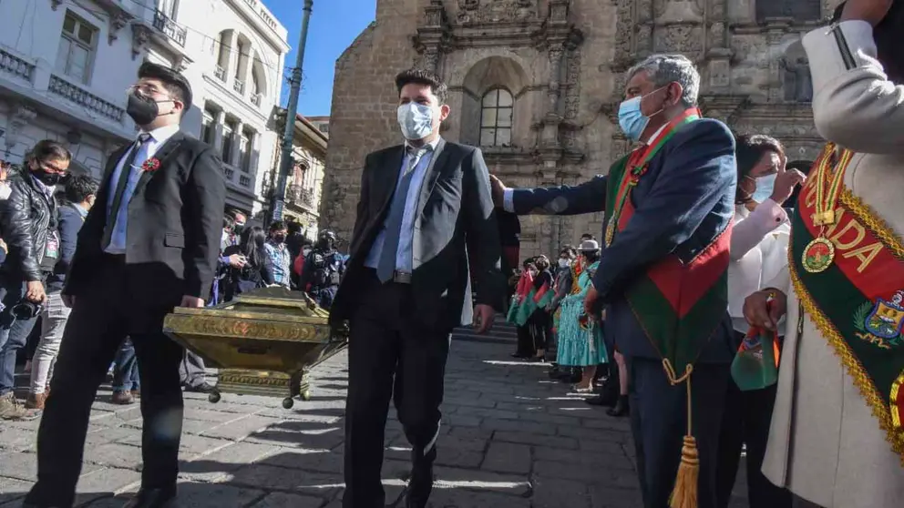La Paz: Trasladan restos de protom&aacute;rtires a plaza Murillo con ausencia de las Fuerzas Armadas. AMN