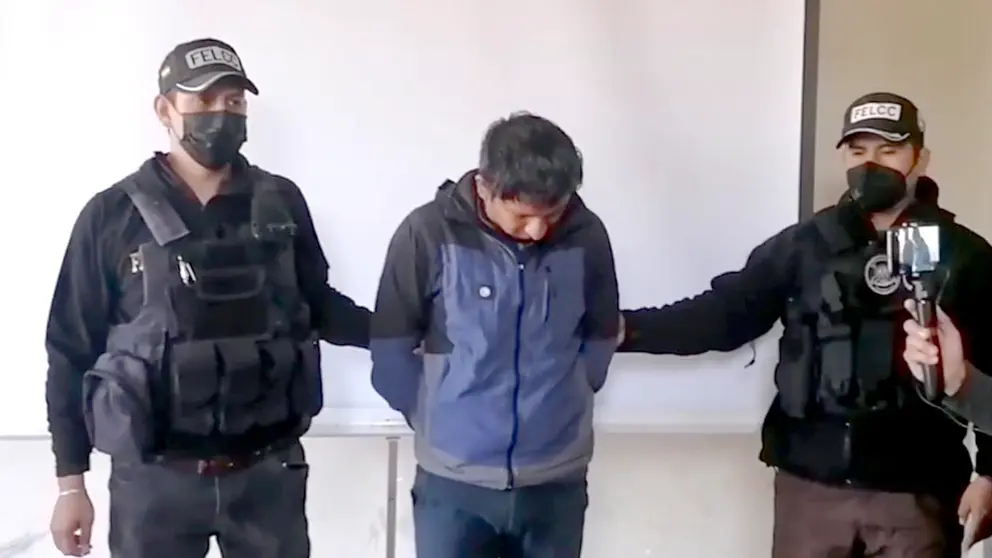 Policía presente al delincuente que robó a una pasajera. FRECUENCIA POLICIAL COCHABAMBA