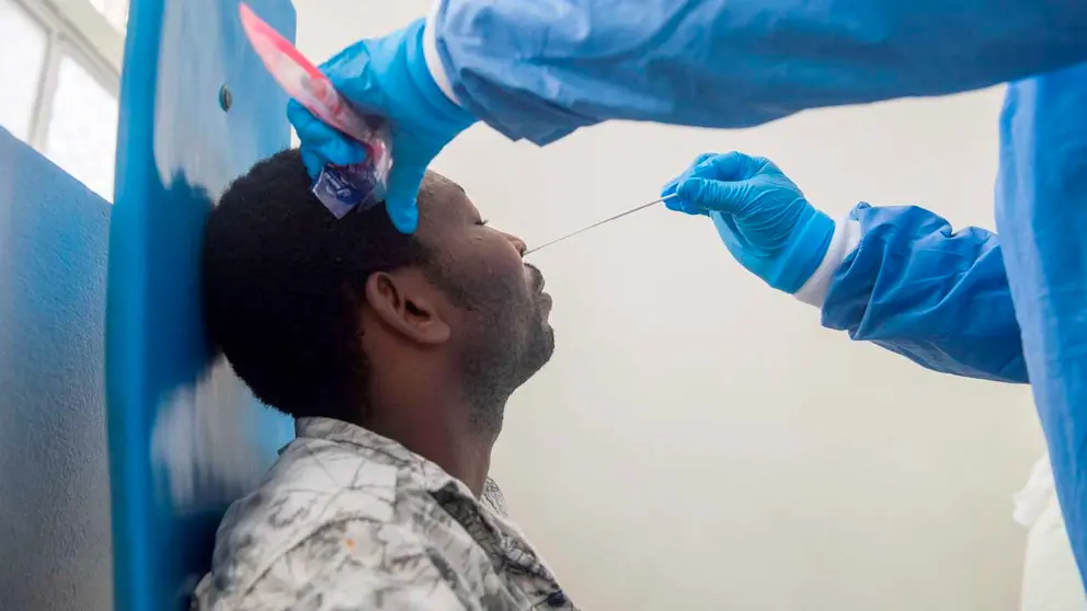 Un médico hace una prueba de coronavirus a un paciente en el centro médico GHESKIO en Puerto Príncipe (Haití). EFE