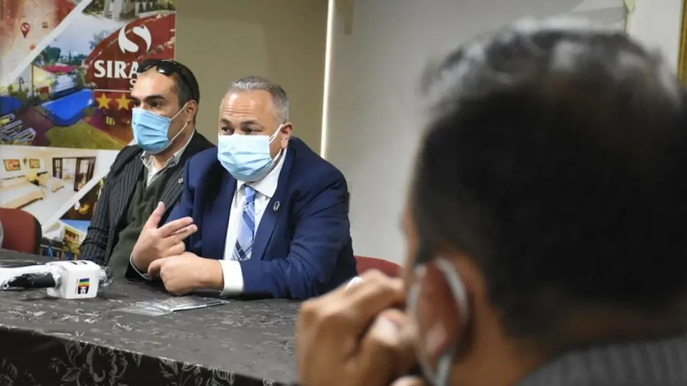 El presidente de la Federación Boliviana de Fútbol (FBF), Fernando Costa, se dirige a los periodistas deportivos. DICO SOLÍS