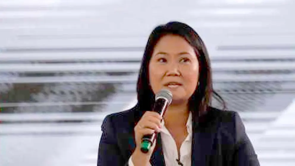 En la imagen, la candidata a la Presidencia de Perú por el partido Fuerza Popular, Keiko Fujimori (c). EFE