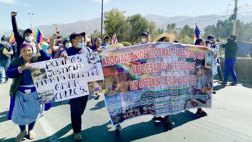 Víctimas de Huayllani marchan en la avenida Villazón, en Sacaba. FOTO- MARIELA COSSÍO 
