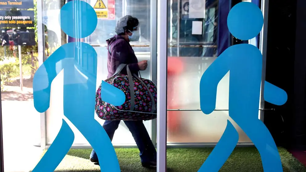 Una viajera ingresa al aeropuerto por un túnel de desinfección. DICO SOLÍS