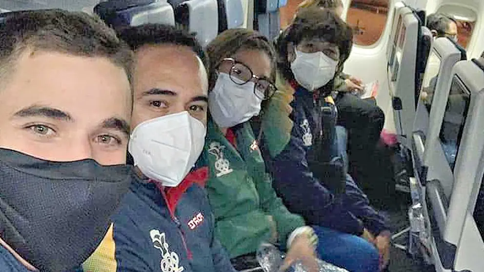 Los atletas Brunos Rojas (i) y Ángela Castro, junto a sus entrenadores. OPINIÓN