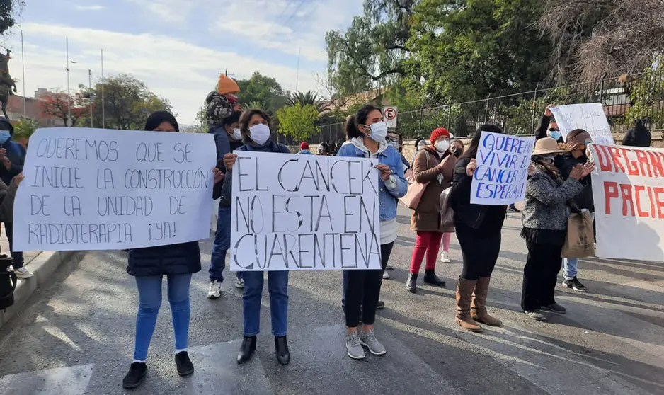 La manifestaci&oacute;n de los pacientes con c&aacute;ncer este martes. ERBOL