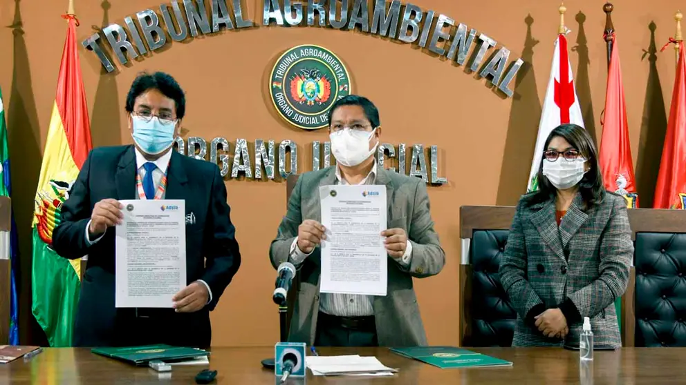 Autoridades del Tribunal y de la Adsib al momento de firmar el convenio. Cortes&iacute;a