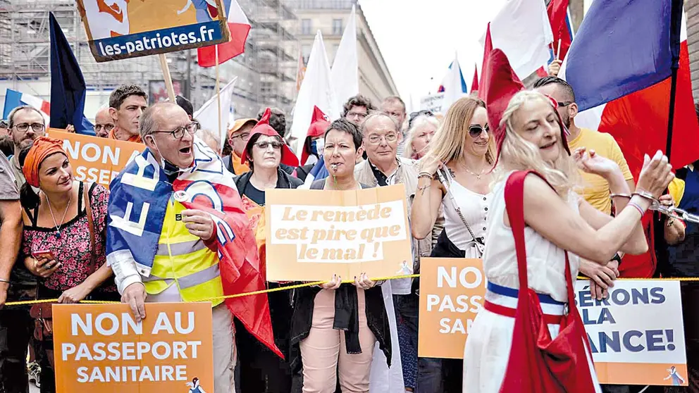 Manifestación en París  contra la vacunación anticovid-19. EFE