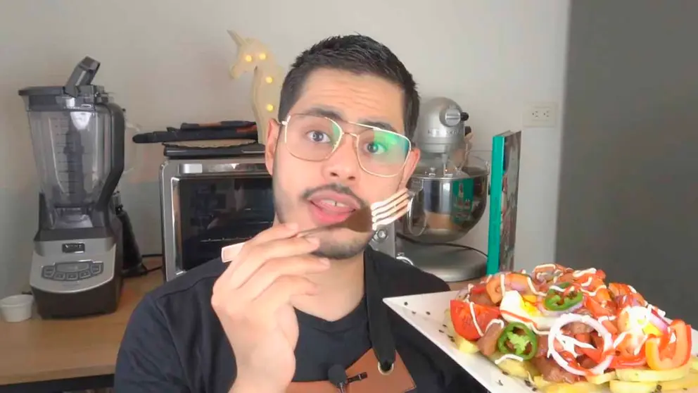 El youtuber al momento de probar el plato. Captura