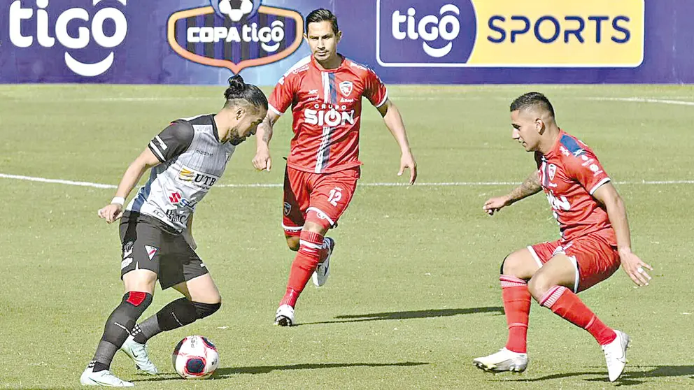 Una acción del match entre Roral Pari y Always Ready. APG