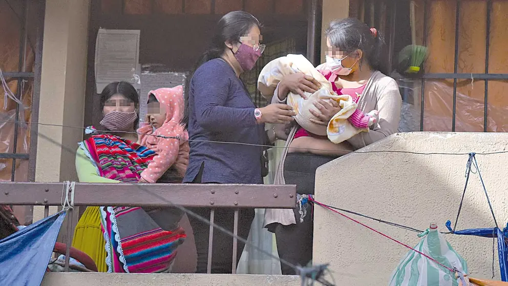 Privadas de libertad cargan a dos menores de edad que los acompañan mientras cumplen su condena. DICO SOLÍS