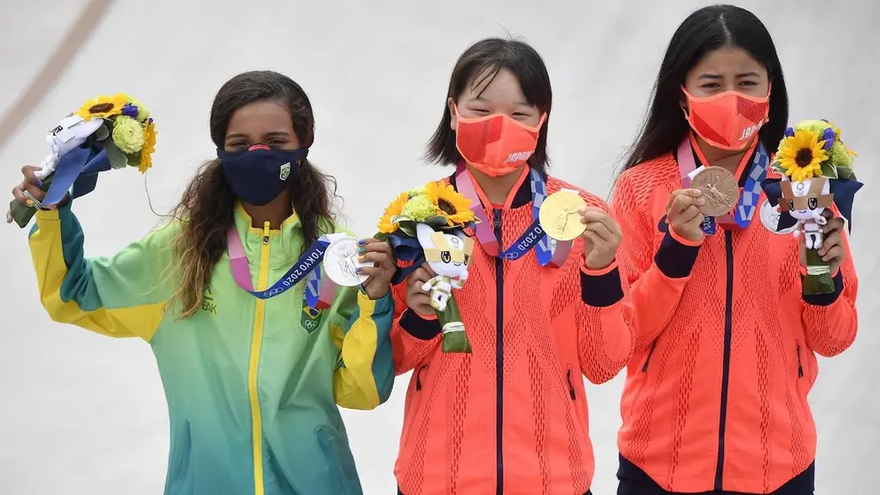 La japonesa Momiji Nishiya (C, oro); la brasile&ntilde;a Rayssa Leal (I, plata) y la nipona Funa Nakayama (D, bronce) muestran las preseas que ganaron en el Skateboarding femenino por los Juegos Ol&iacute;mpicos Tokio 2020. EFE