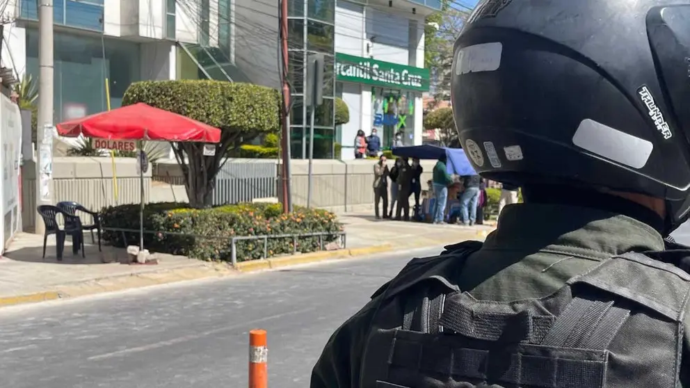 Policía procesa la escena del atraco en inmediaciones del puesto de los librecambistas heridos de bala. ALEJANDRO ORELLANA