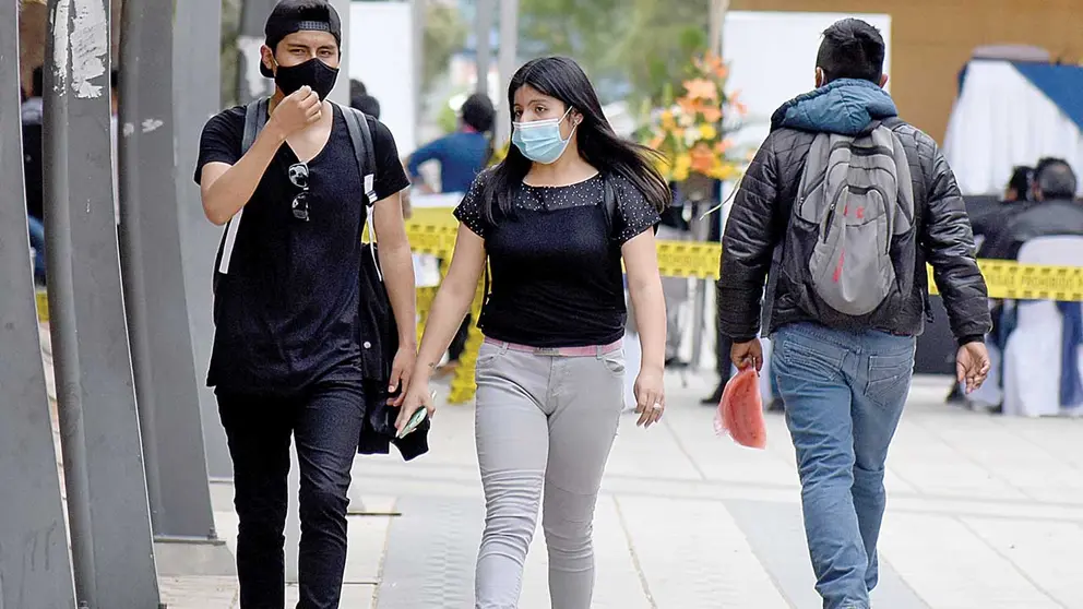 Universitarios circulan por la UMSS protegidos con barbijos. DICO SOLÍS