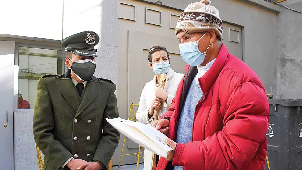 Gonzalo Melgar muestra la carta de solicitud al personal de seguridad de la Casa Grande. APG