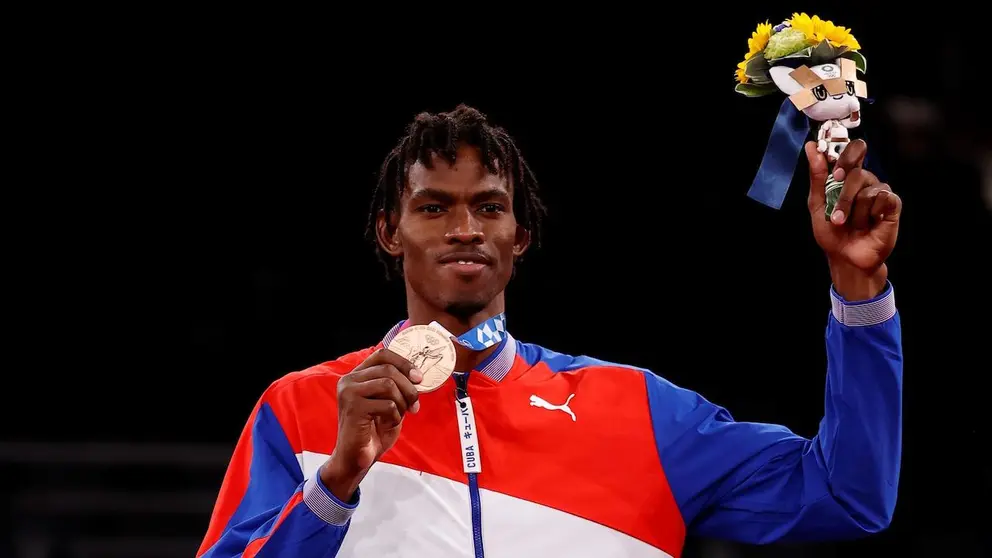 Rafael Yunier Alba Castillo de Cuba celebra en el podio tras ganar la medalla de bronce en +80kg masculinos de taekwondo durante los Juegos Olímpicos 2020, en el recinto de Makuhari Messe en Tokio (Japón). EFE