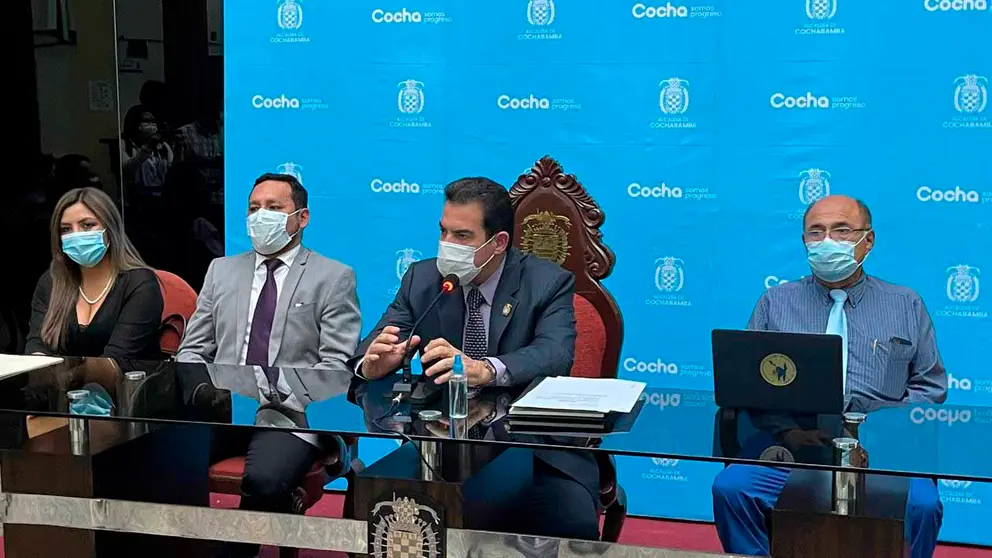 El alcalde de Cochabamba Manfred Reyes Villa junto a otras autoridades en el COEM. Alejandro Orellana