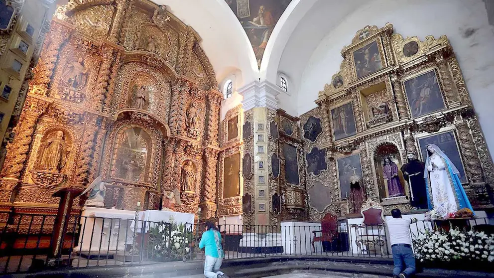 Feligreses católicos oran, en el Conjunto Conventual Franciscano el Monasterio y Catedral Nuestra Señora de la Asunción, en el estado de Tlaxcala (México). EFE