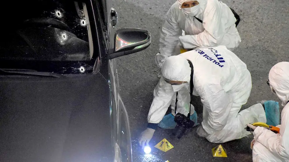 Los investigadores procesan la escena del crimen en el distribuidor vehicular de la avenida Beijing y Blanco Galindo, en Cochabamba. DICO SOLÍS
