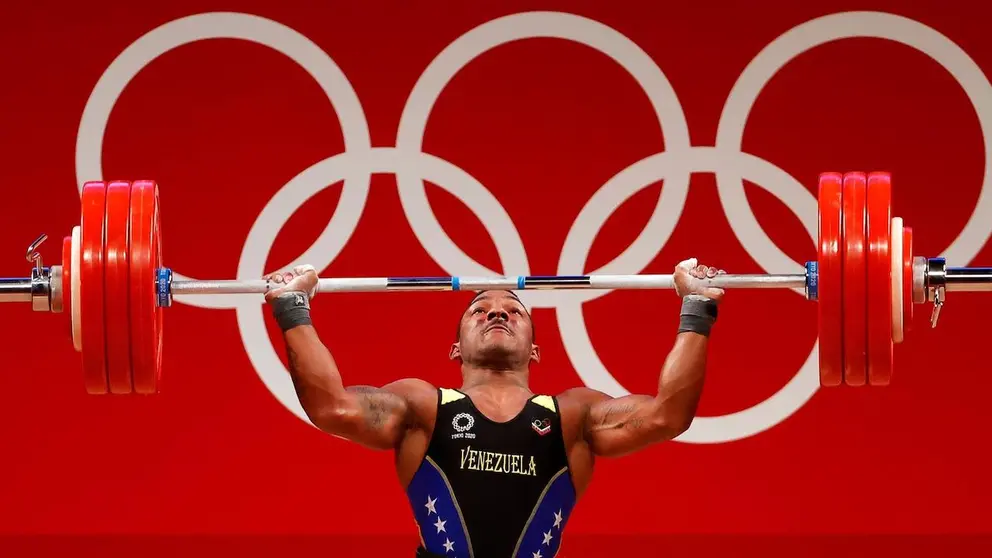 Julio Mayora compite en la prueba de levantamiento de pesas por los Juegos Olímpicos de Tokio. El atleta le dio a Venezuela una presea de plata. EFE