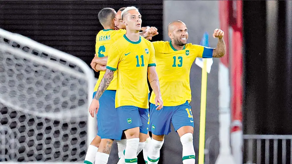 Los jugadores de Brasil celebran la clasificación a la final masculina de los Juegos Olímpicos de Tokio. EFE