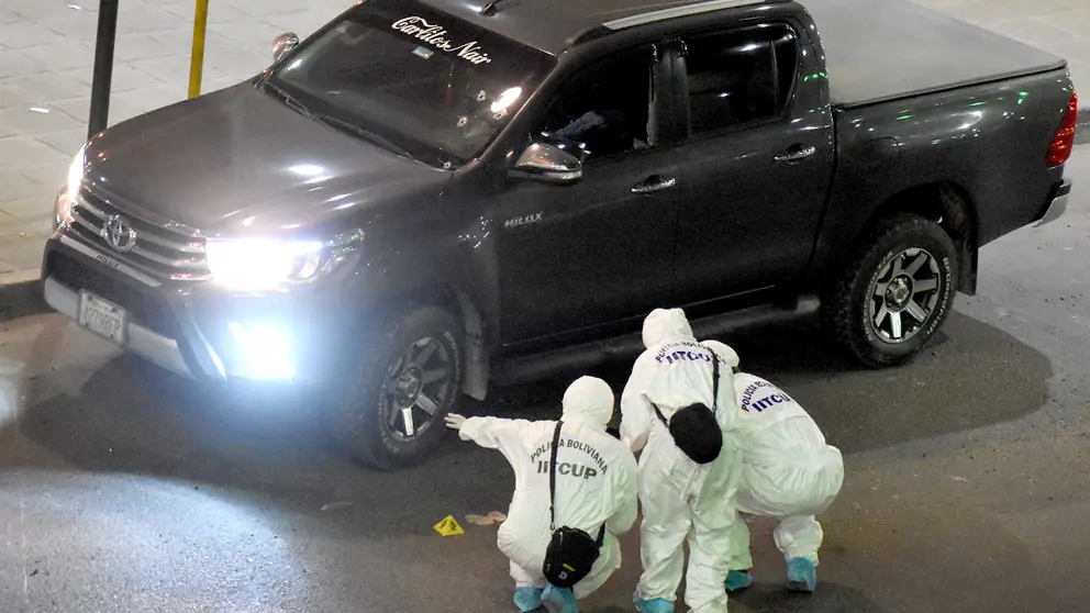 Los investigadores procesan la escena del crimen en el distribuidor vehicular de la avenida Beijing y Blanco Galindo, en Cochabamba. DICO SOLÍS