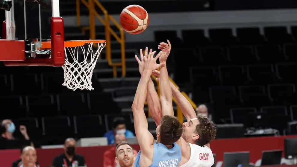 El p&iacute;vot espa&ntilde;ol Pau Gasol (d) lucha por el rebote ante el alero argentino Nicol&aacute;s Brussino (i) durante el partido del Grupo C de baloncesto masculino entre Espa&ntilde;a y Argentina durante los Juegos Ol&iacute;mpicos 2020, en la Saitama Super Arena de Tokio (Jap&oacute;n). EFE